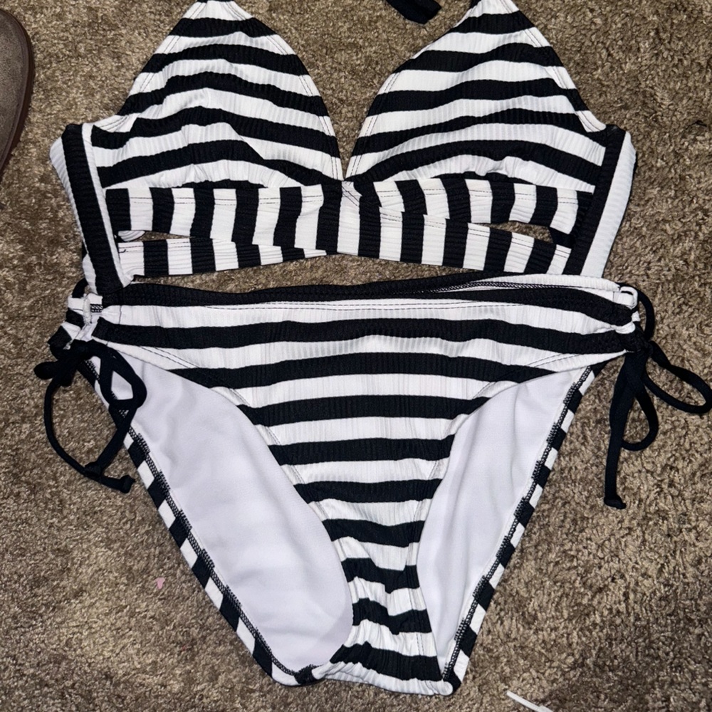 Kona Sol black and white bikini set - Picture 2 of 6